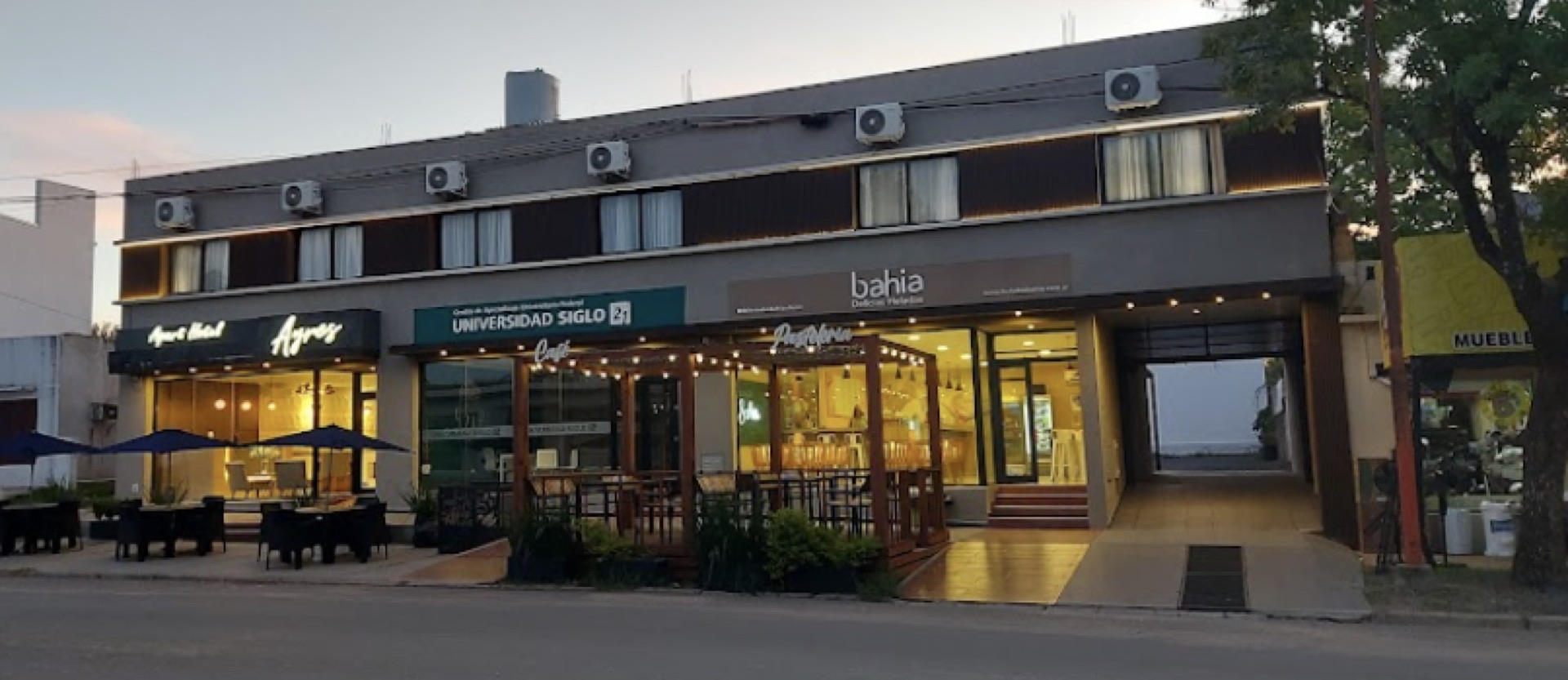 Fachada de Apart Hotel Ayres al atardecer, sobre calle Belgrano en Federal